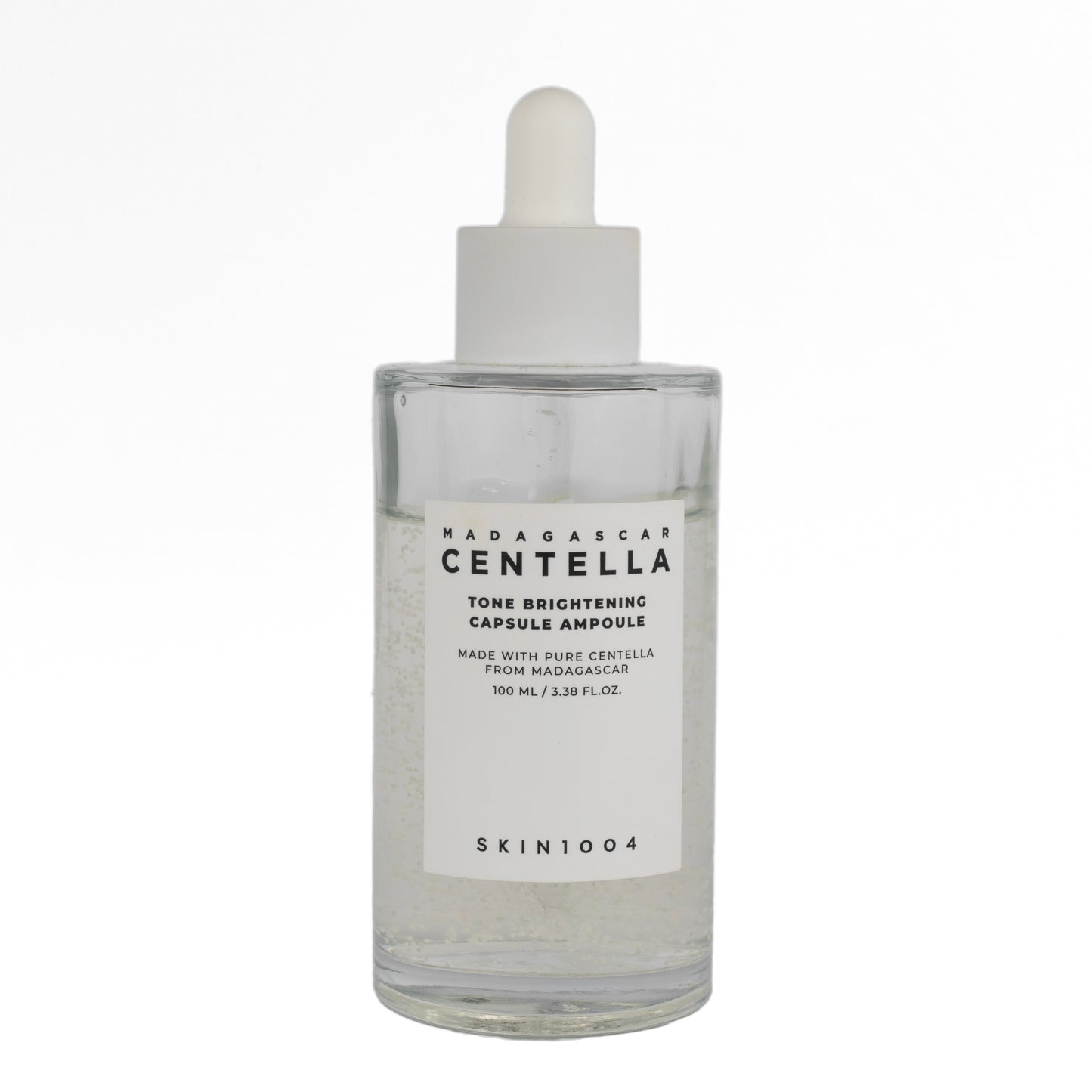 Barattolo della Madagascar Centella Brightening Ampoule di Skin1004 su Pink Beauty, il siero viso illuminante e lenitivo con Centella Asiatica, Niacinamide e Acido Tranexamico, perfetto per una pelle radiosa e uniforme.