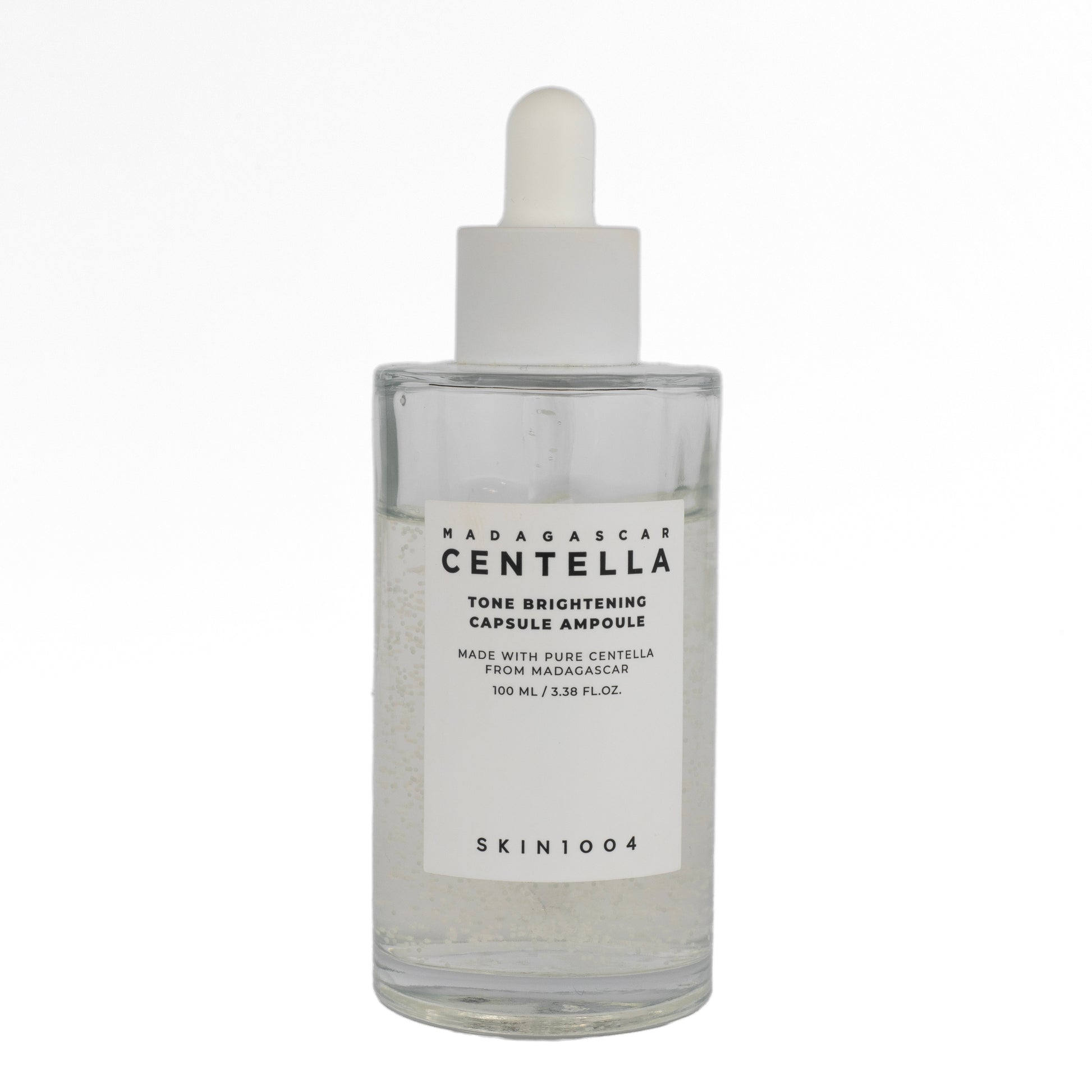 Barattolo della Madagascar Centella Brightening Ampoule di Skin1004 su Pink Beauty, il siero viso illuminante e lenitivo con Centella Asiatica, Niacinamide e Acido Tranexamico, perfetto per una pelle radiosa e uniforme.