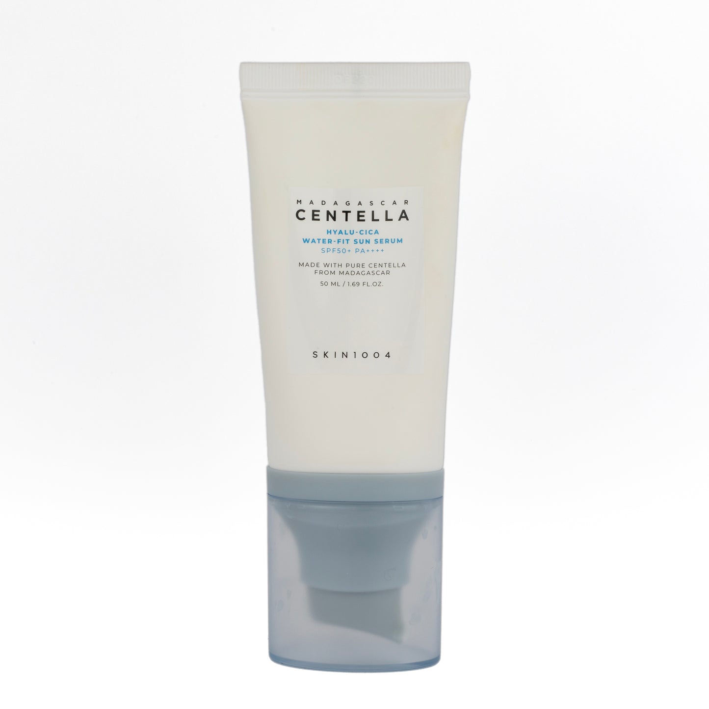 Barattolo di Madagascar Centella Hyalu-Cica Water-Fit Sun Serum SPF50+ PA++++ di Skin1004, siero solare con Acido Ialuronico e Centella Asiatica, disponibile su Pink Beauty per una pelle idratata, protetta e luminosa.