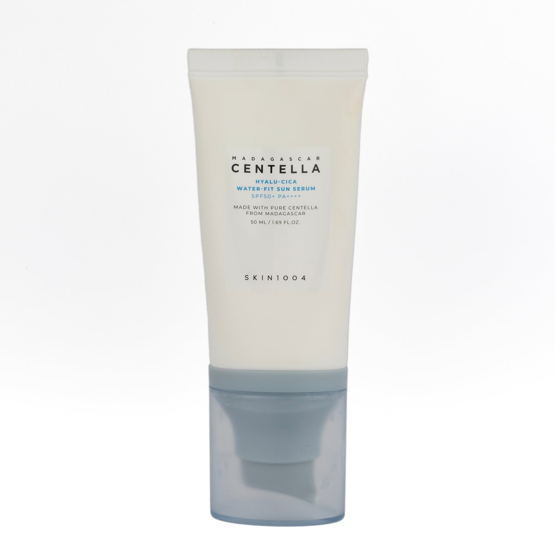 Barattolo di Madagascar Centella Hyalu-Cica Water-Fit Sun Serum SPF50+ PA++++ di Skin1004, siero solare con Acido Ialuronico e Centella Asiatica, disponibile su Pink Beauty per una pelle idratata, protetta e luminosa.