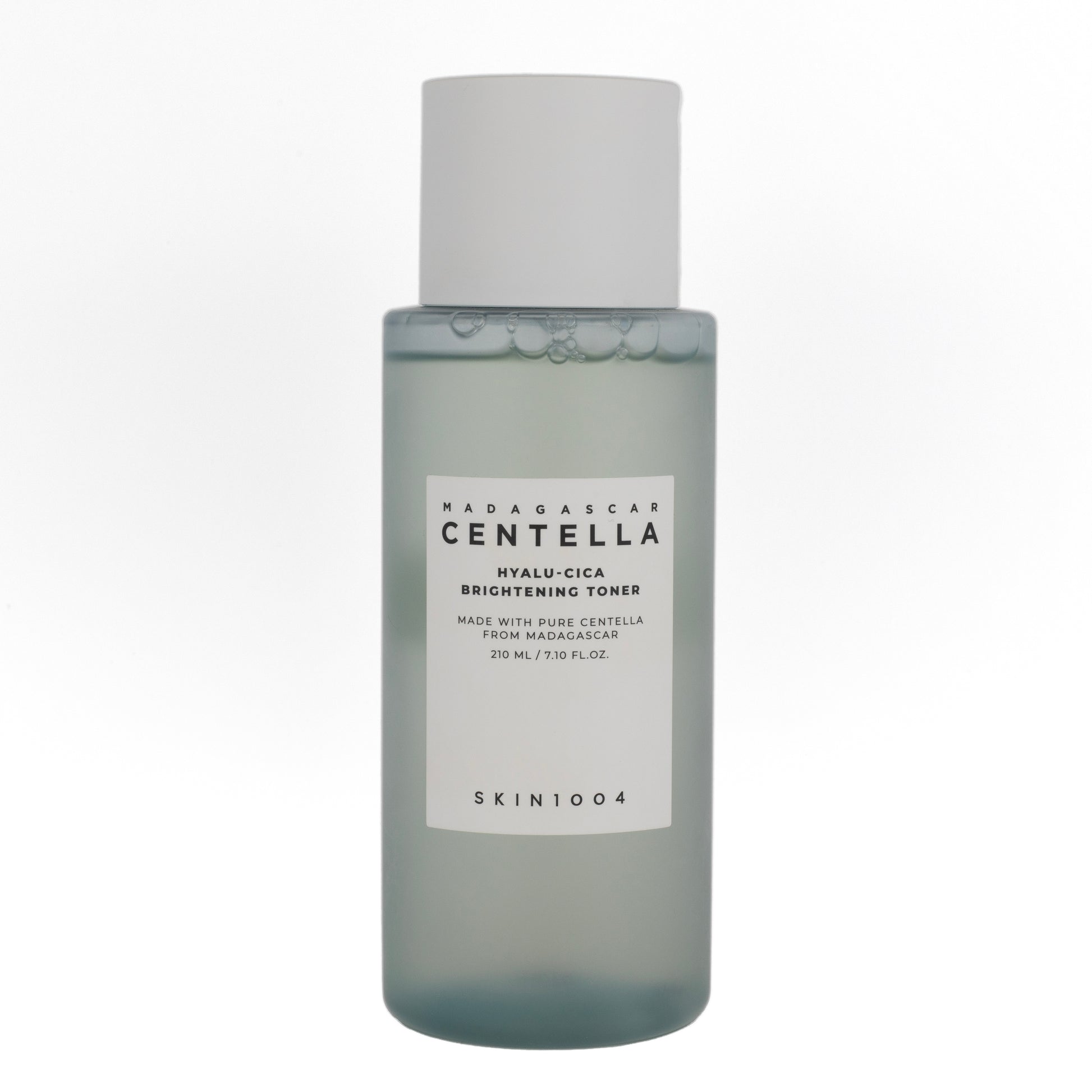 Bottiglia di Madagascar Centella Hyalu-Cica Brightening Toner di Skin1004, un tonico viso coreano illuminante e idratante, disponibile su Pink Beauty.