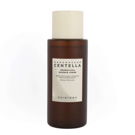 Madagascar Centella Probio-Cica Essence Toner Skin1004 - Tonico viso lenitivo e idratante con Centella Asiatica e probiotici, disponibile su Pink Beauty. Flacone da 210ml, ideale per pelli sensibili.