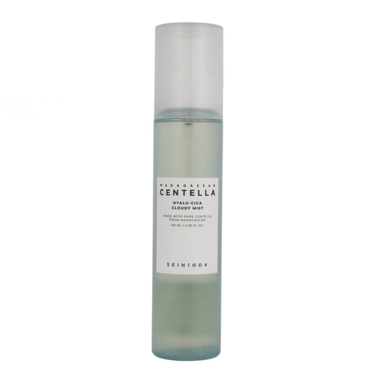 Barattolo di Skin1004 Madagascar Centella Hyalu-Cica Cloudy Mist, nebbia idratante con acido ialuronico e Centella Asiatica, disponibile su Pink Beauty per un’idratazione intensa e una pelle radiosa