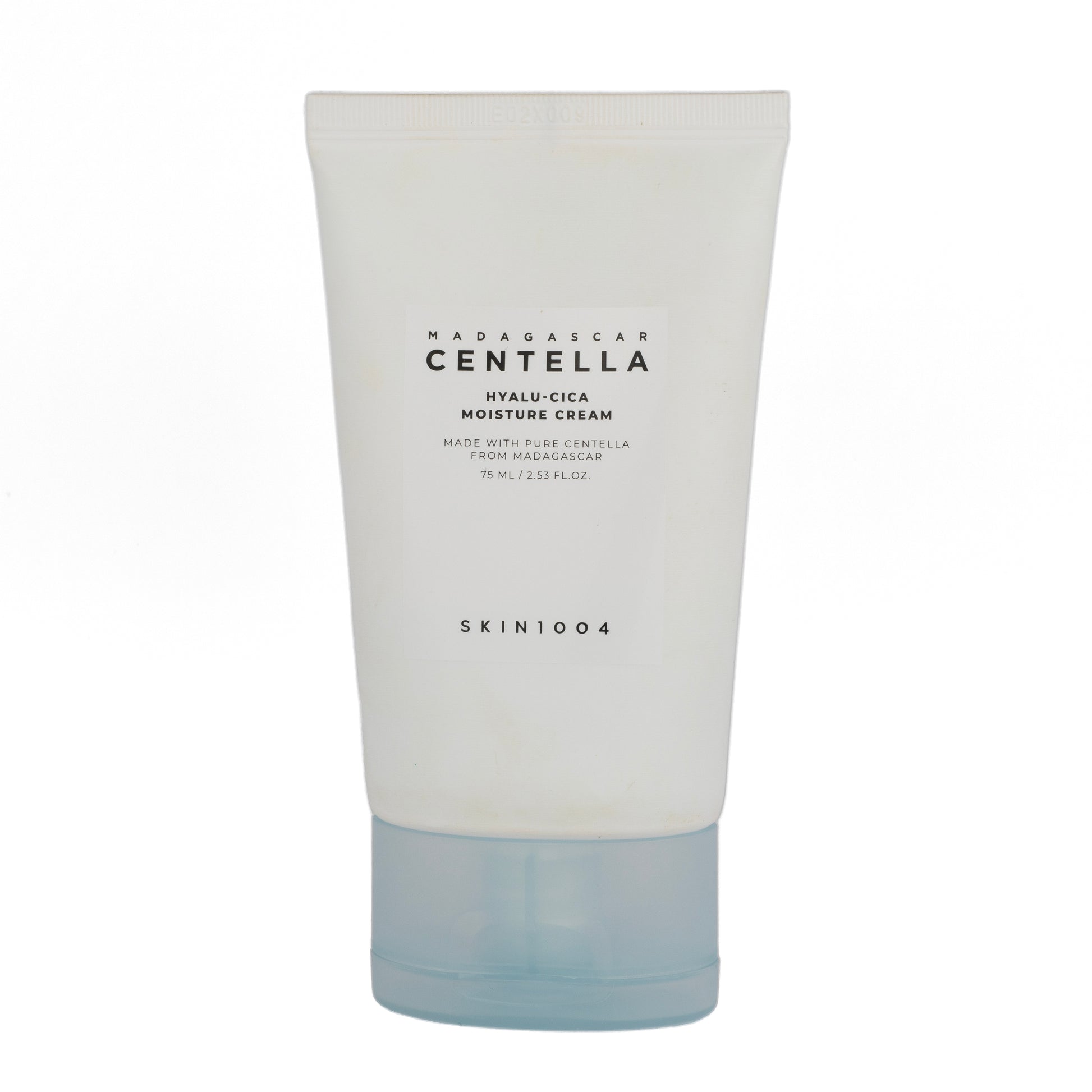 Barattolo della Madagascar Hyalu-Cica Moisture Cream di Skin1004, crema viso idratante con Acido Ialuronico e Centella Asiatica, disponibile su Pink Beauty per un'idratazione profonda e un effetto lenitivo ideale per tutti i tipi di pelle.
