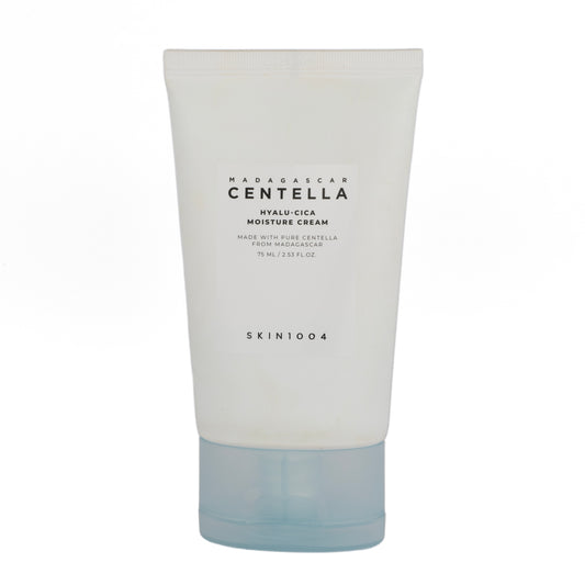 Barattolo della Madagascar Hyalu-Cica Moisture Cream di Skin1004, crema viso idratante con Acido Ialuronico e Centella Asiatica, disponibile su Pink Beauty per un'idratazione profonda e un effetto lenitivo ideale per tutti i tipi di pelle.